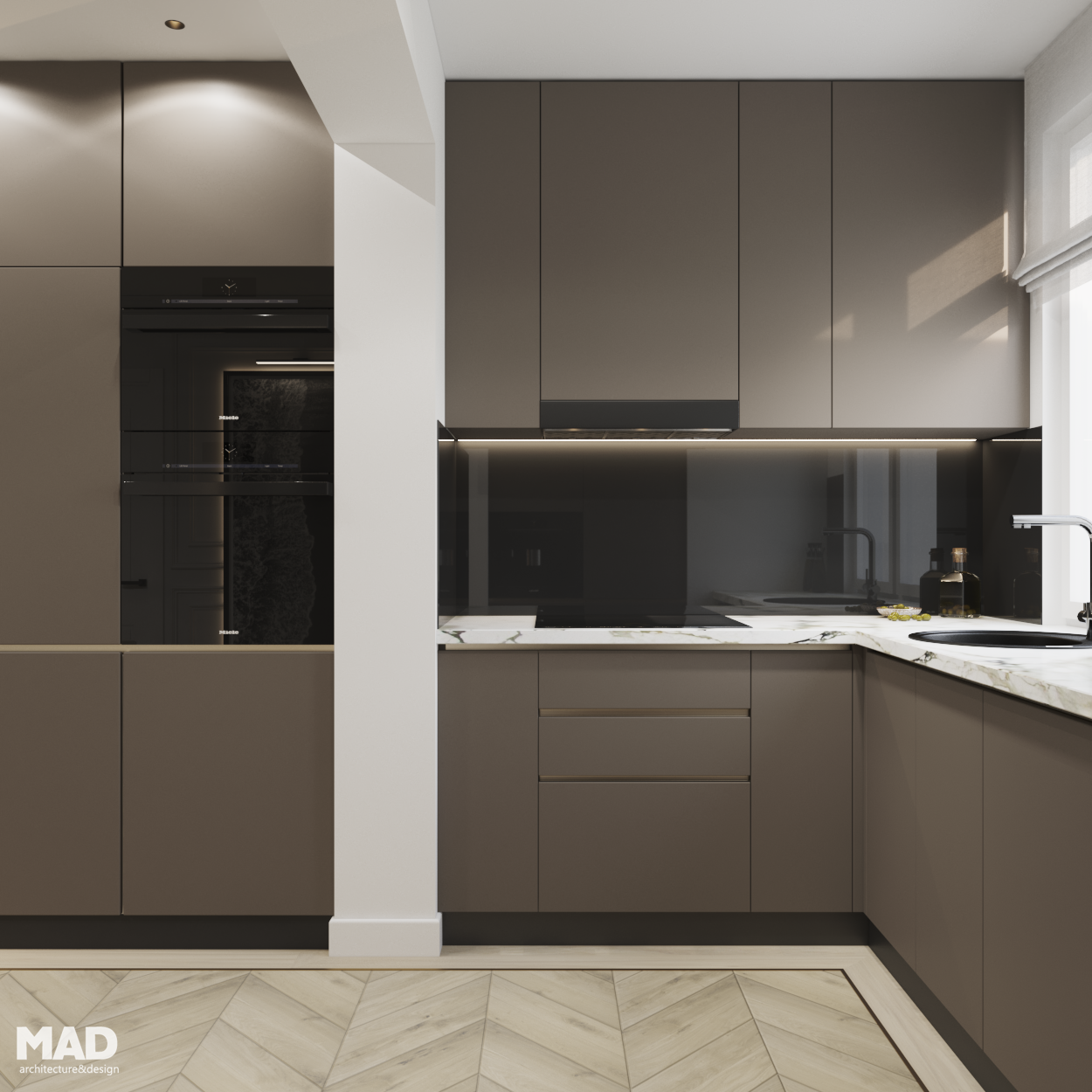 Bucătărie modernă în nuanță taupe, cu blat din marmură albă și fronturi mate minimaliste, proiect MAD architecture&design.